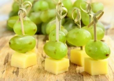 kanape s sirom i vinogradom